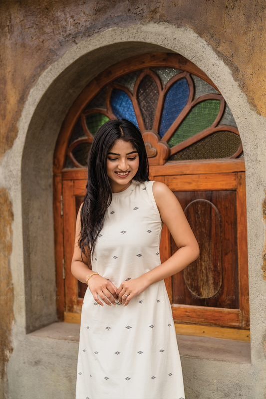 Greyora White Handloom co-ord with Close Neck Band & Detachable Sleeves